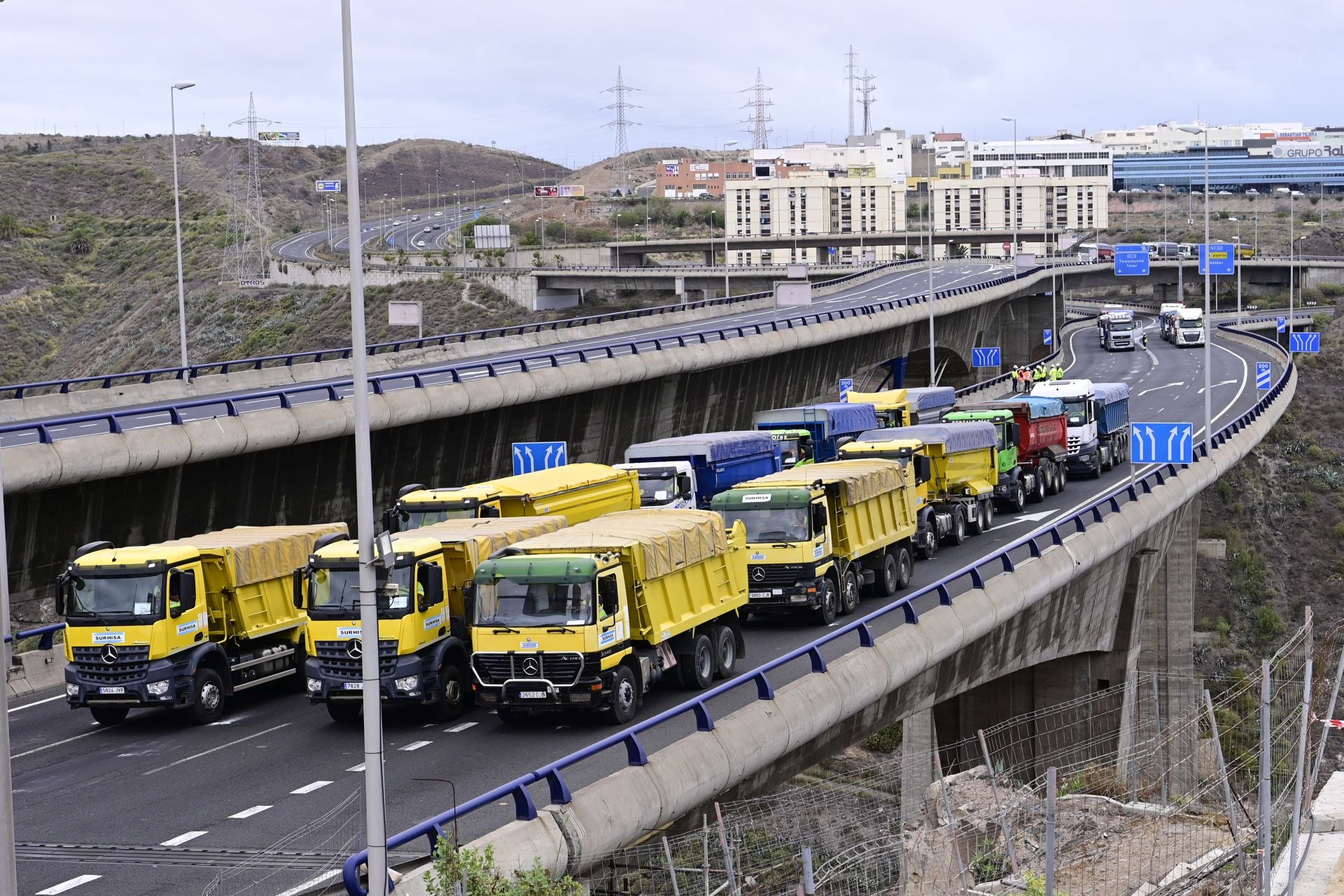 Las imágenes de la prueba de carga del viaducto del Guiniguada