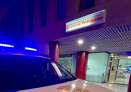 El coche de la Policía Local en el Materno tras el traslado del menor.