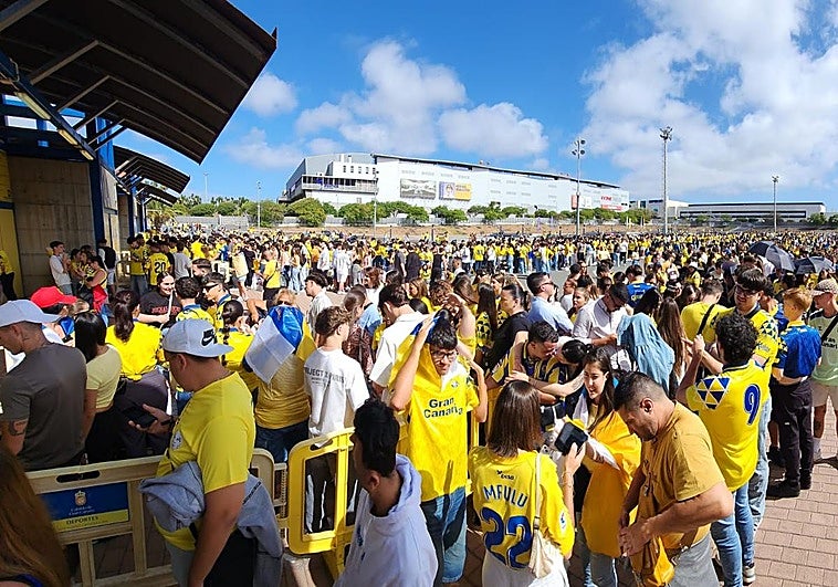 Marea amarilla para disfrutar de Quevedo esta noche.
