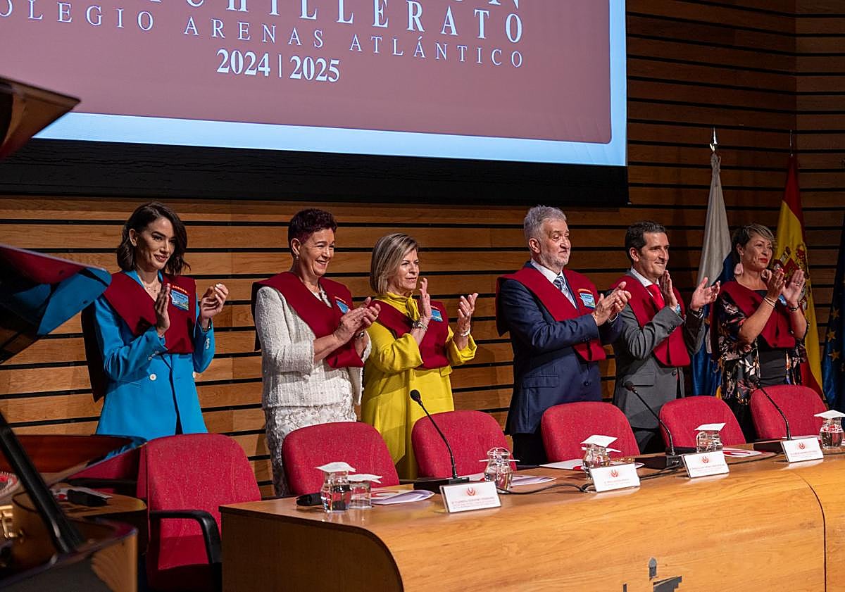Imagen principal - Emotiva Graduación en el 85º Aniversario del Colegio Arenas
