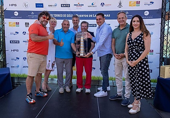 El equipo de Diving Service, ganadores del Premio Palmasport, junto a Francisco Trujillo, director APLP; y Betsabé Morales, gerente Fundación Puertos Las Palmas.