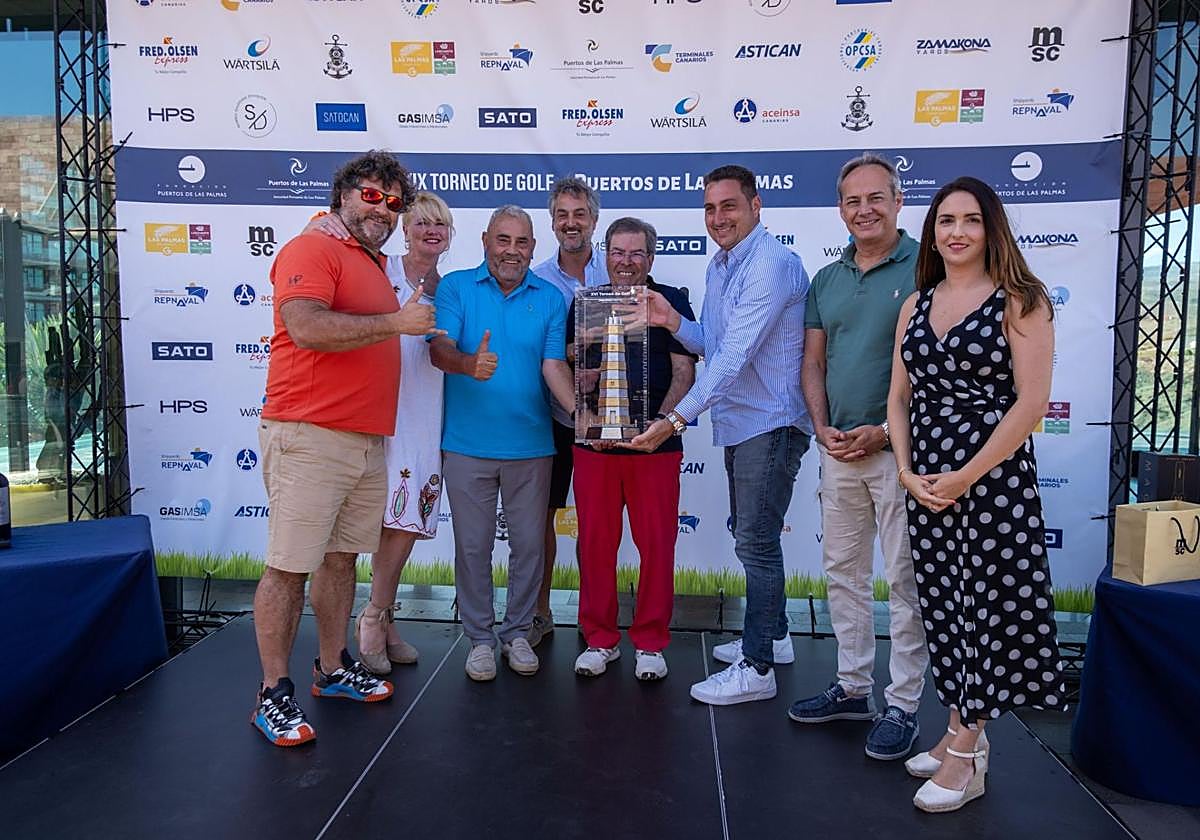 El equipo de Diving Service, ganadores del Premio Palmasport, junto a Francisco Trujillo, director APLP; y Betsabé Morales, gerente Fundación Puertos Las Palmas.