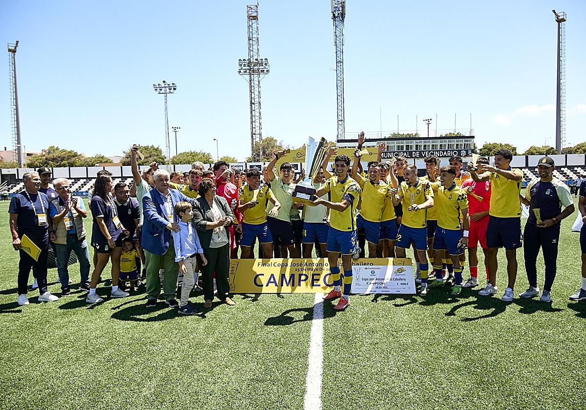 Las Palmas Atlético, celebrando la conquista de este torneo ya con el trofeo correspondiente.