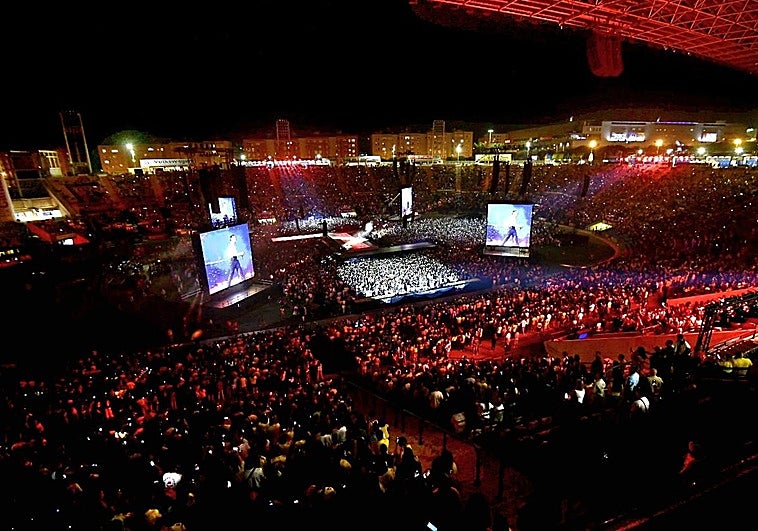 Imagen de una noche especial en el Estadio de Gran Canaria, donde Quevedo cantó junto a Los Gofiones.