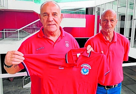 Juan Antonio Martínezy Kike Montelongo, con la camisa del Ferreras.