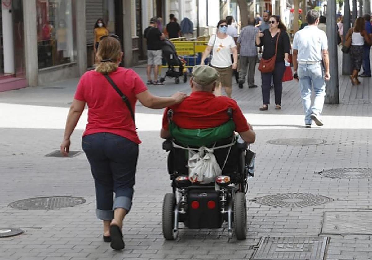 Imagen de archivo de una persona dependiente y su acompañante en Arrecife de Lanzarote.