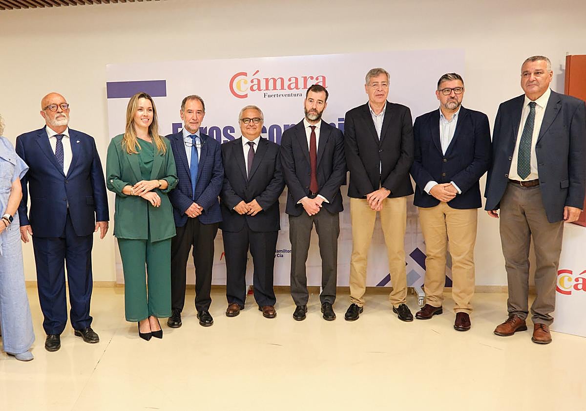 Imagen principal - La directora general de Transportes del Gobierno canario, María Fernández, acudió a la cita de la Cámara de Comercio.