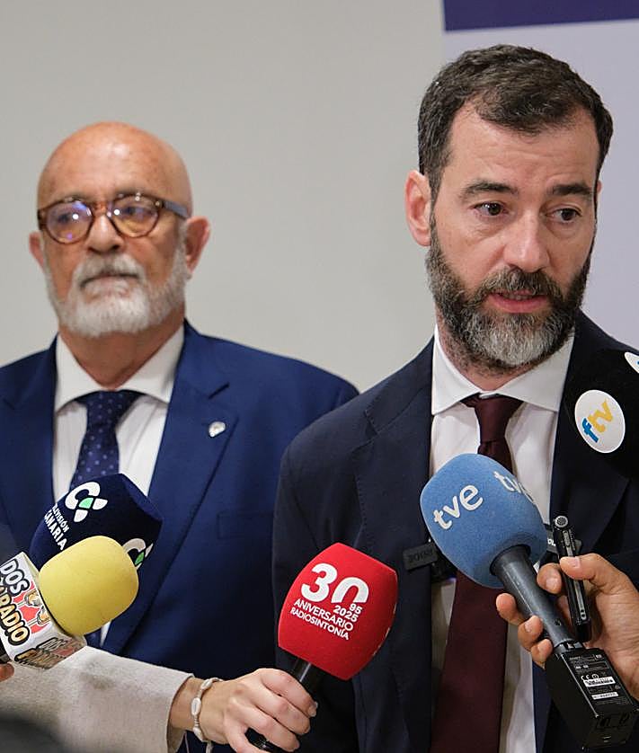 Imagen secundaria 2 - La directora general de Transportes del Gobierno canario, María Fernández, acudió a la cita de la Cámara de Comercio.