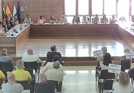Protesta de los vecinos de Aguatona durante el pleno.
