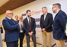 El presidente de la Cámara de Comercio majorera y el secretario general de Transportes Aéreo y Marítimo departen con los operadores canarios del transporte aéreo y marítimo que este lunes acudieron al tercer Foro Económico.