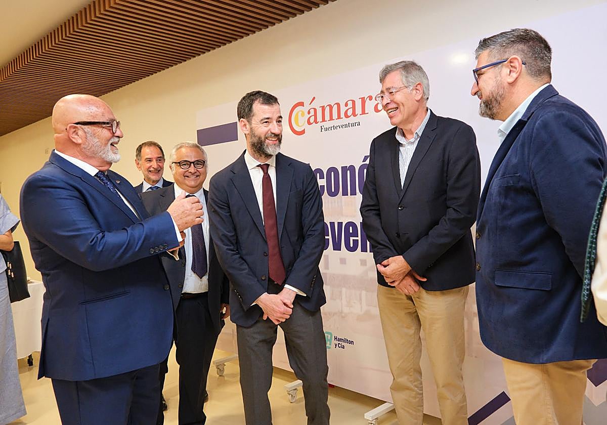 El presidente de la Cámara de Comercio majorera y el secretario general de Transportes Aéreo y Marítimo departen con los operadores canarios del transporte aéreo y marítimo que este lunes acudieron al tercer Foro Económico.