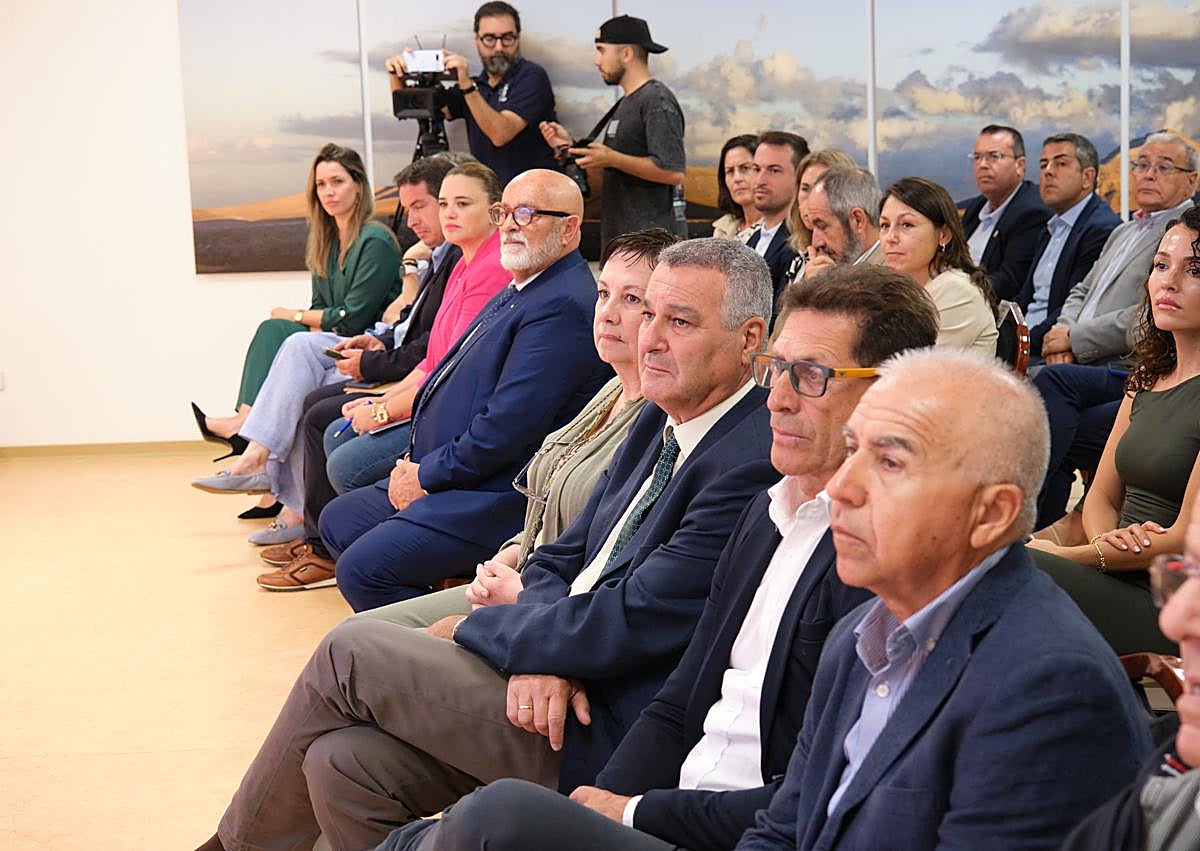 Imagen secundaria 1 - La directora general de Transportes del Gobierno canario, María Fernández, acudió a la cita de la Cámara de Comercio.