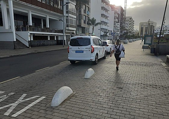 Parada de taxi en la avenida.