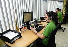 Imagen de archivo de una teleoperadora de un servicio privado de teleasistencia.