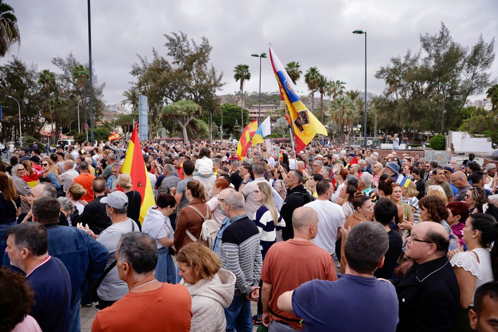 Concentración multitudinaria en apoyo a la Policía Nacional en Gran Canaria