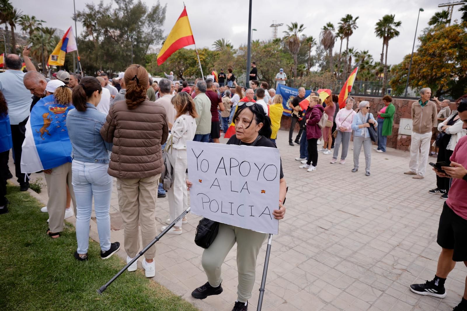 Concentración multitudinaria en apoyo a la Policía Nacional en Gran Canaria