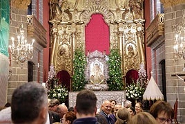 La Virgen del Pino baja del camarín en la basílica de Teror