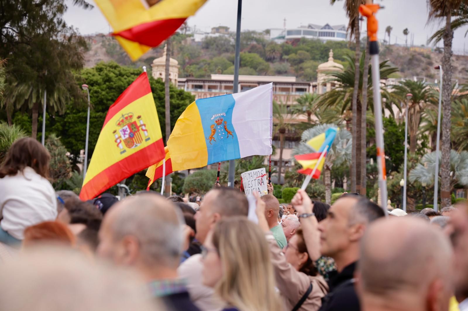 Concentración multitudinaria en apoyo a la Policía Nacional en Gran Canaria