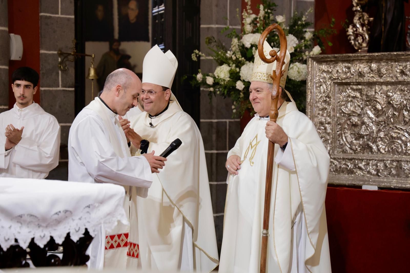La Virgen del Pino baja del camarín en la basílica de Teror