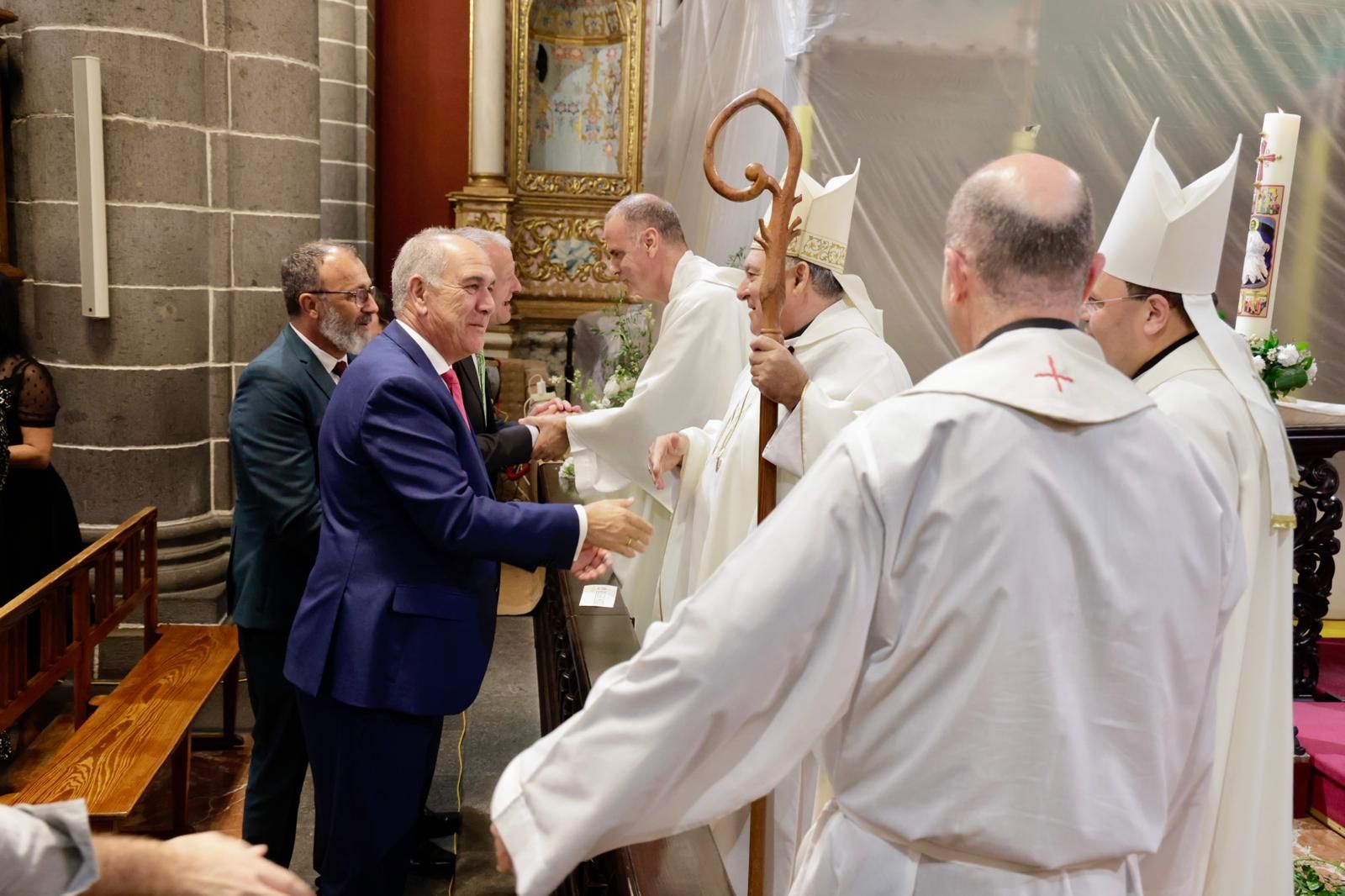 La Virgen del Pino baja del camarín en la basílica de Teror