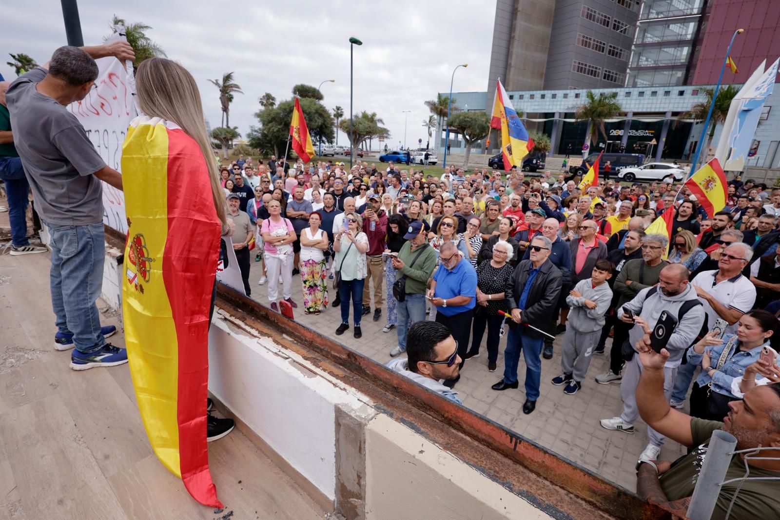 Concentración multitudinaria en apoyo a la Policía Nacional en Gran Canaria