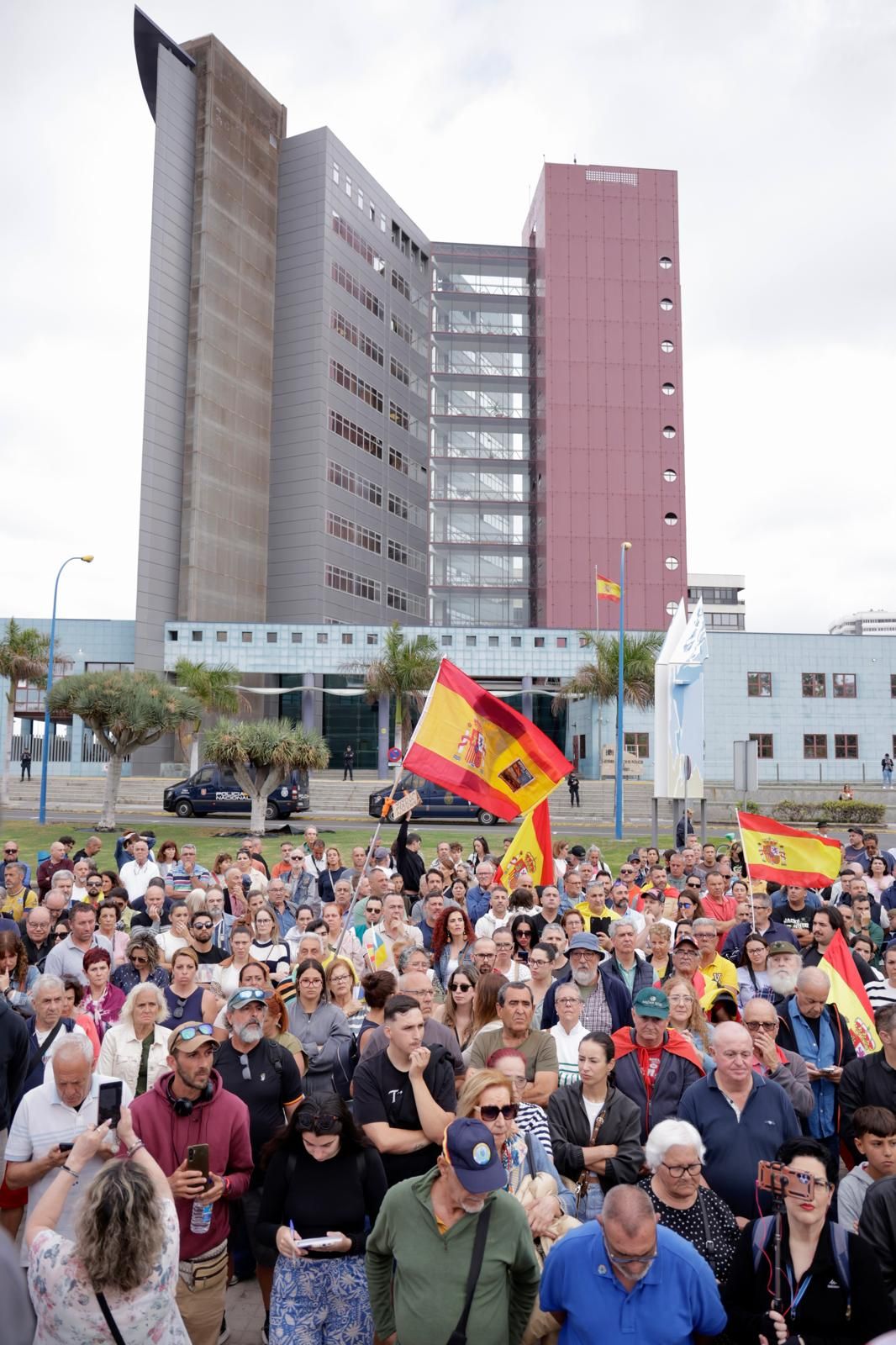 Concentración multitudinaria en apoyo a la Policía Nacional en Gran Canaria