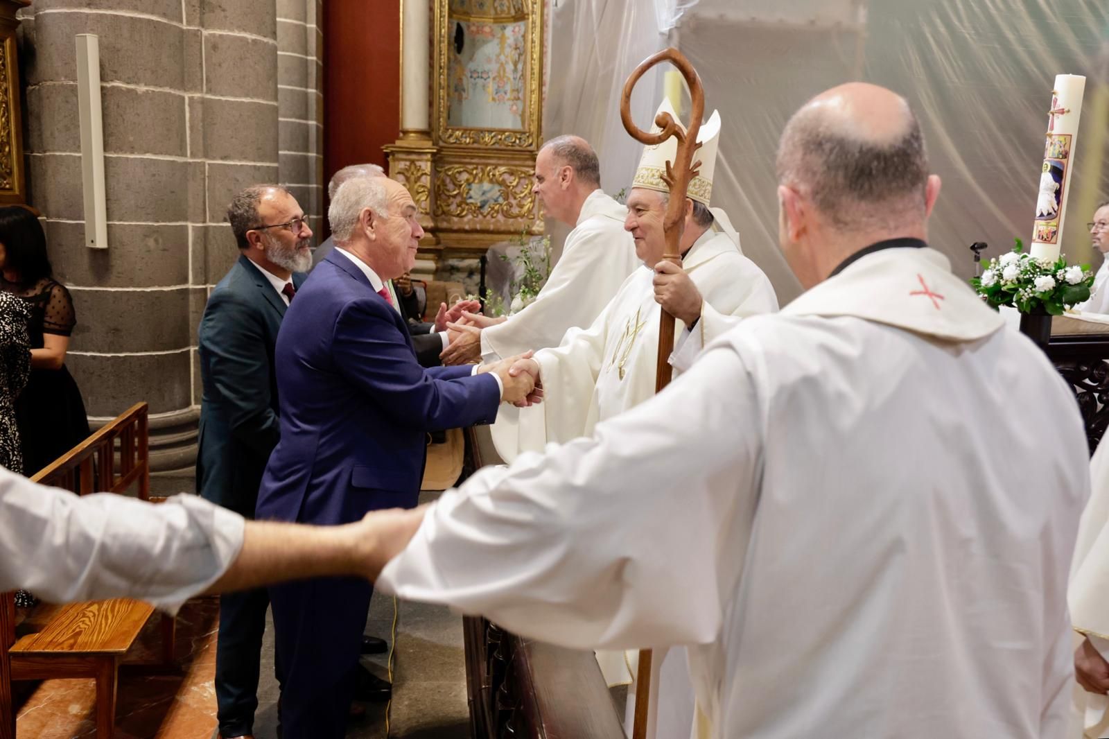 La Virgen del Pino baja del camarín en la basílica de Teror
