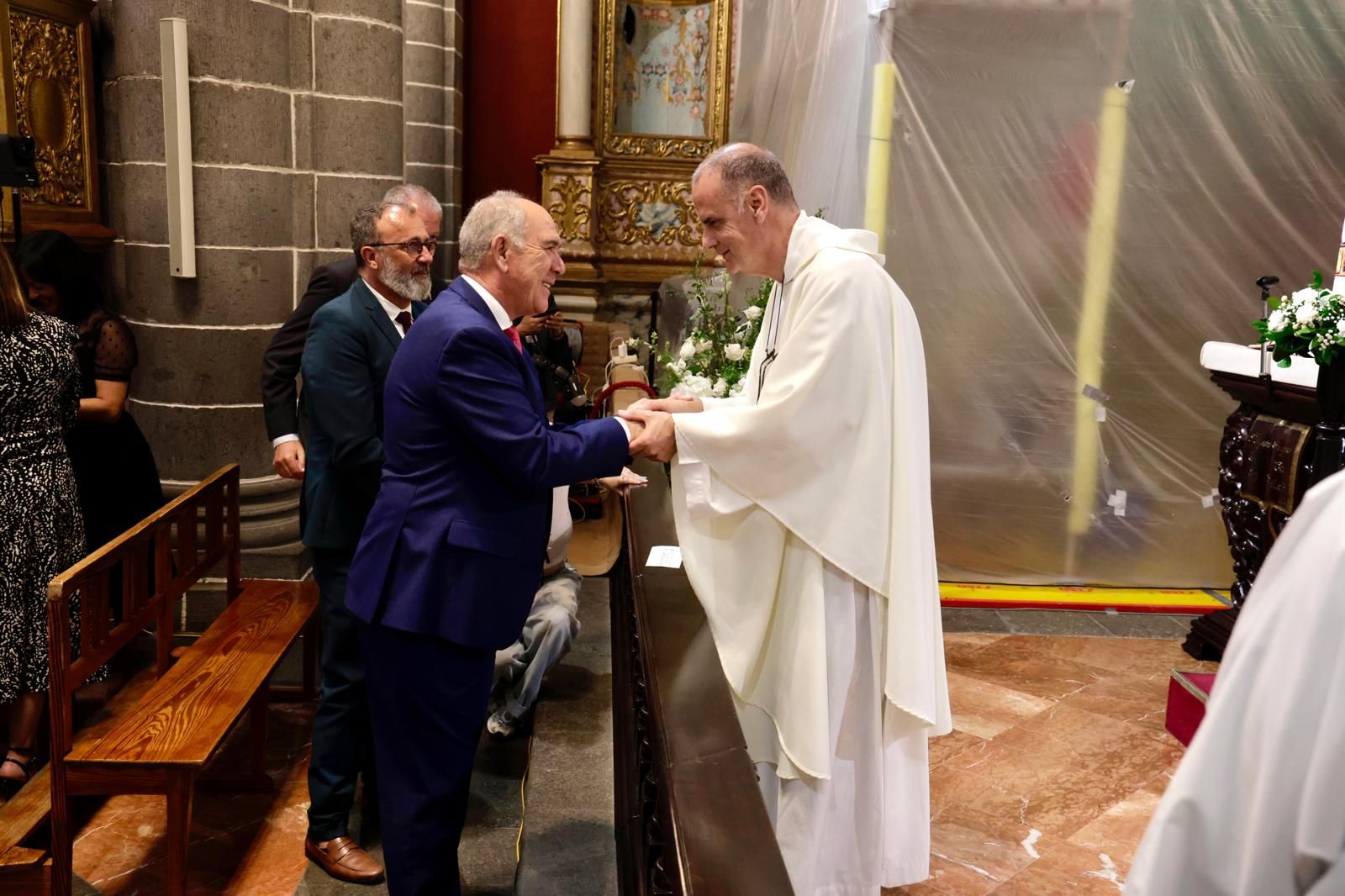 La Virgen del Pino baja del camarín en la basílica de Teror