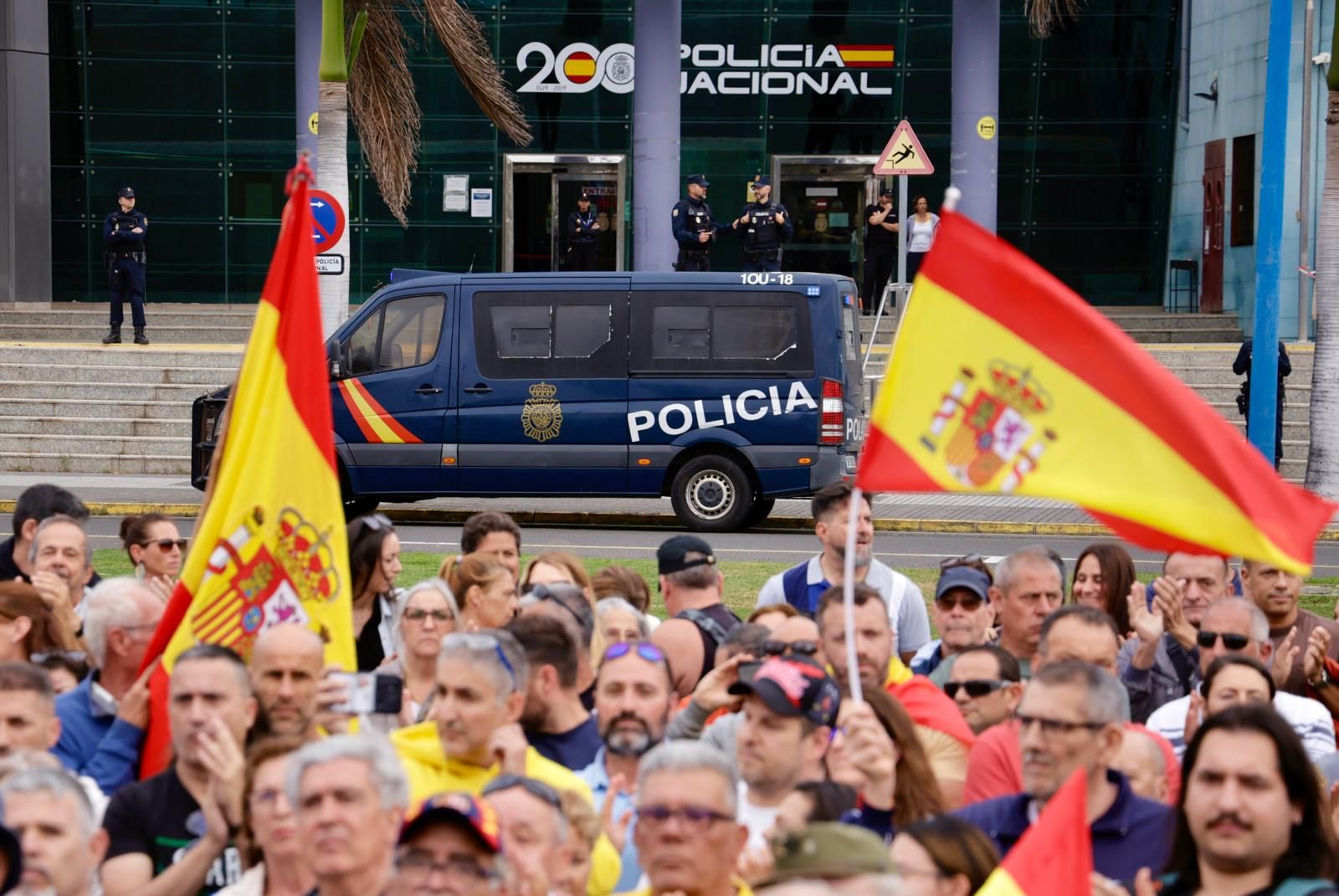 Concentración multitudinaria en apoyo a la Policía Nacional en Gran Canaria