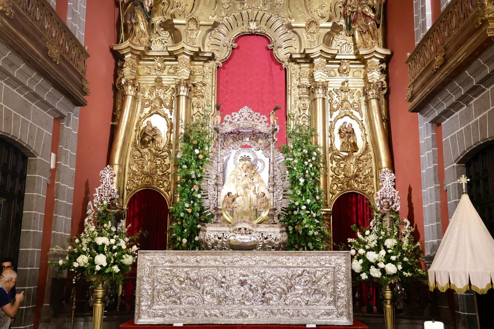 La Virgen del Pino baja del camarín en la basílica de Teror