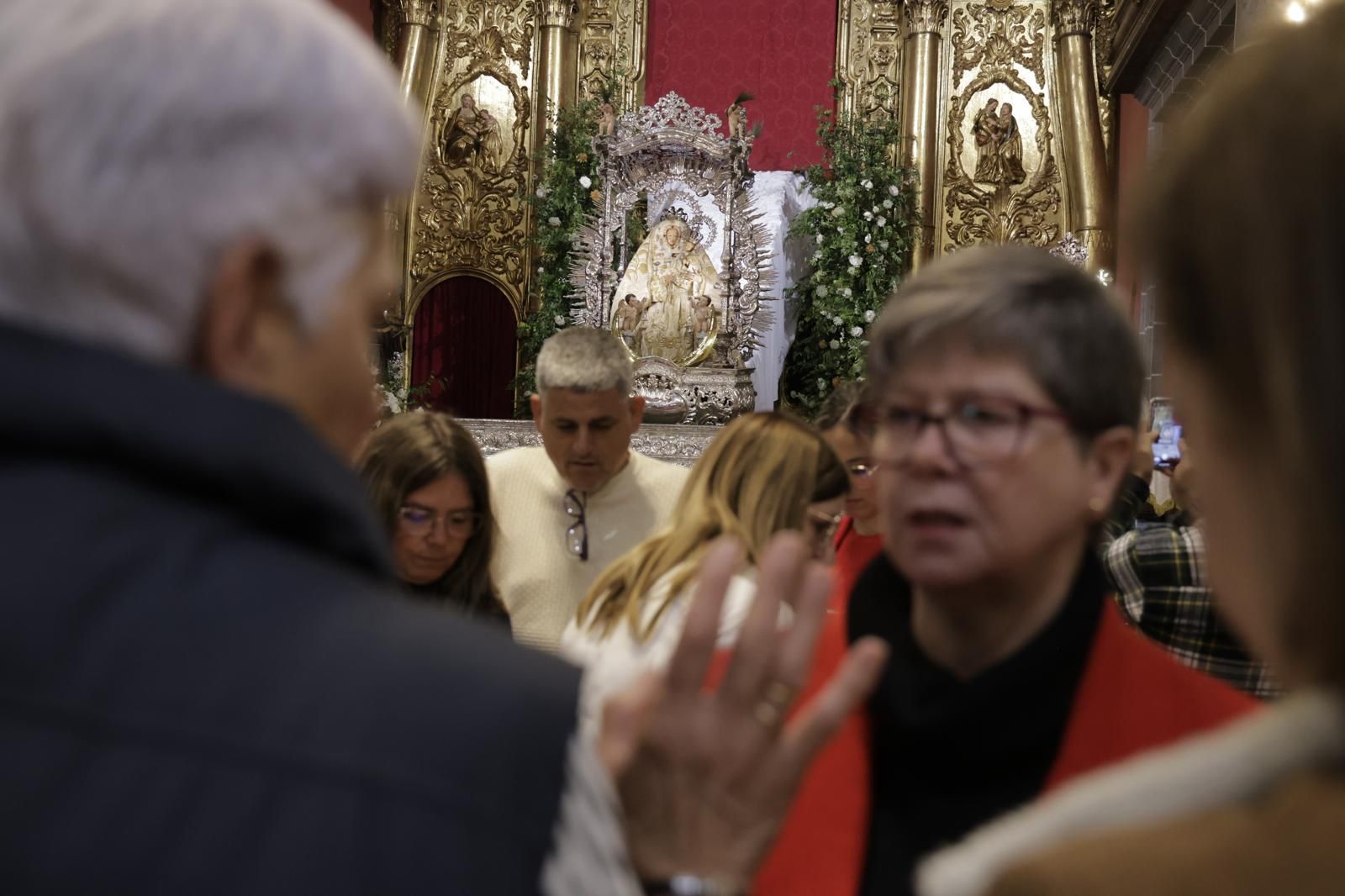 La Virgen del Pino baja del camarín en la basílica de Teror