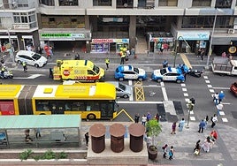 Una ambulancia del SUC y la policía, en el lugar de los hechos.