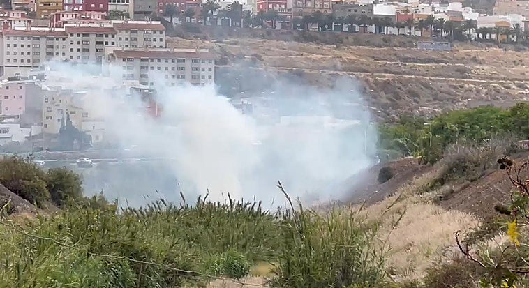 Columna de humo cercano al CC Los Alisios