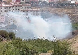 Columna de humo cercano al CC Los Alisios