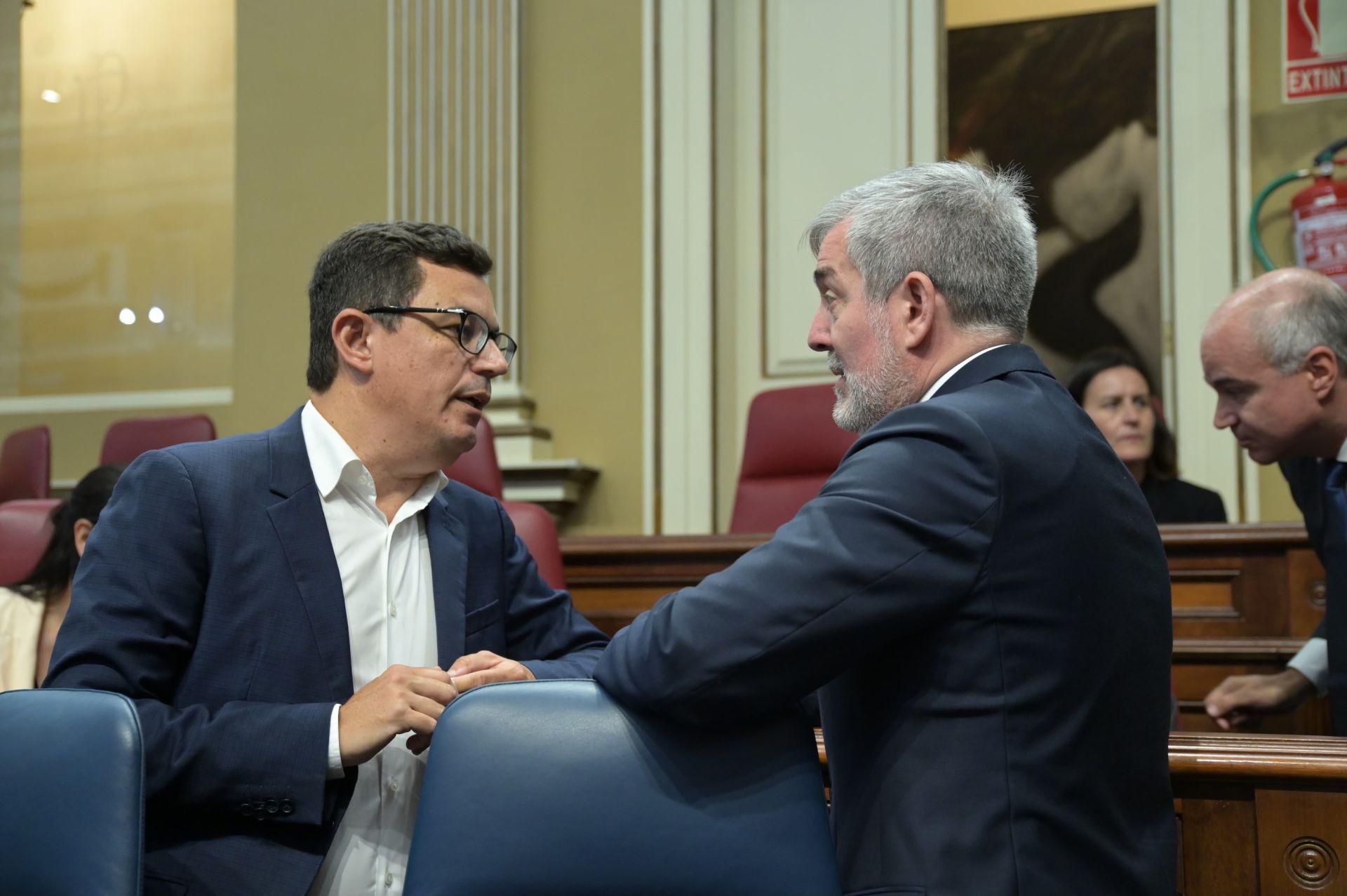 El presidente de Canarias, Fernando Clavijo, junto al consejero de Obras Públicas, Vivienda y Movilidad, Pablo Rodríguez, durante el pleno.