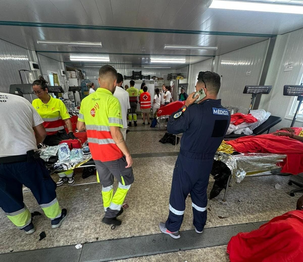 Imagen de los sanitarios acompañando a los heridos en el hospital.