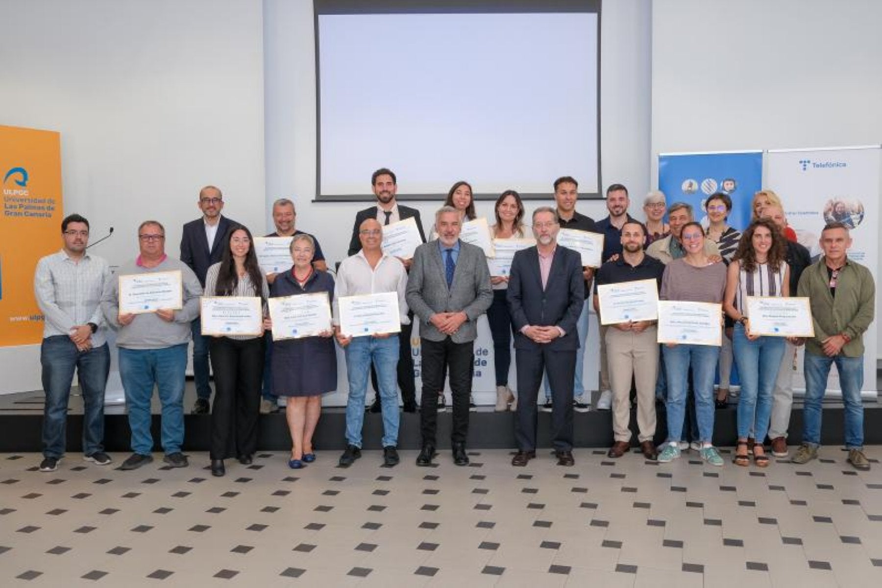 Foto de familia de las personas premiadas y responsables de la ULPGC y la Cátedra Telefónica.