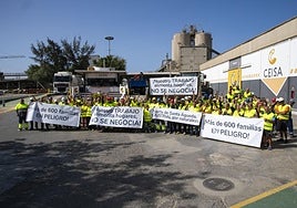 Así esperaban los trabajadores y vecinos a los técnicos de Puertos Canarios.