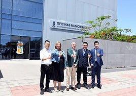 Representantes de ambos municipios, a las puertas de las Oficinas Municipales.