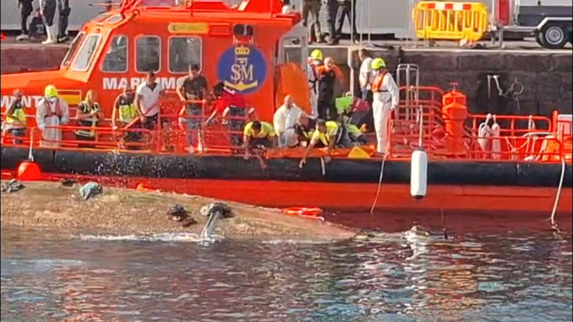 Las imágenes del vuelco del cayuco al llegar a La Restinga