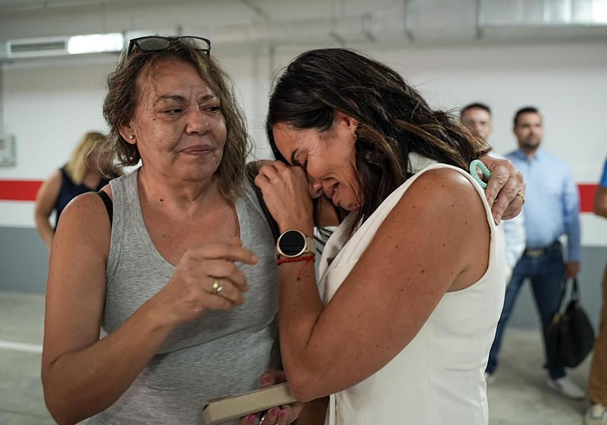 Emoción en la entrega de llaves de ocho viviendas protegidas en Vecindario