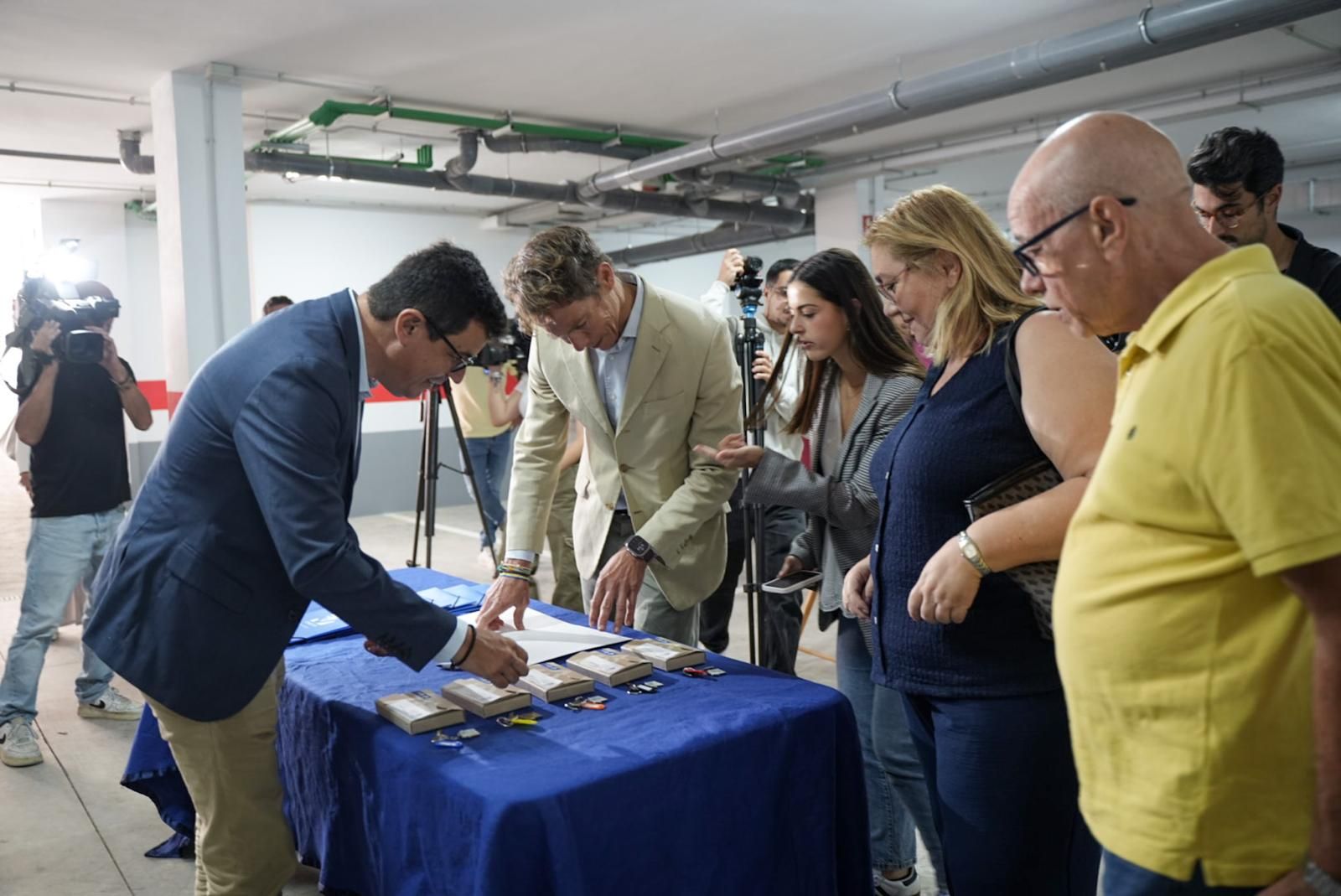 Emoción en la entrega de llaves de ocho viviendas protegidas en Vecindario