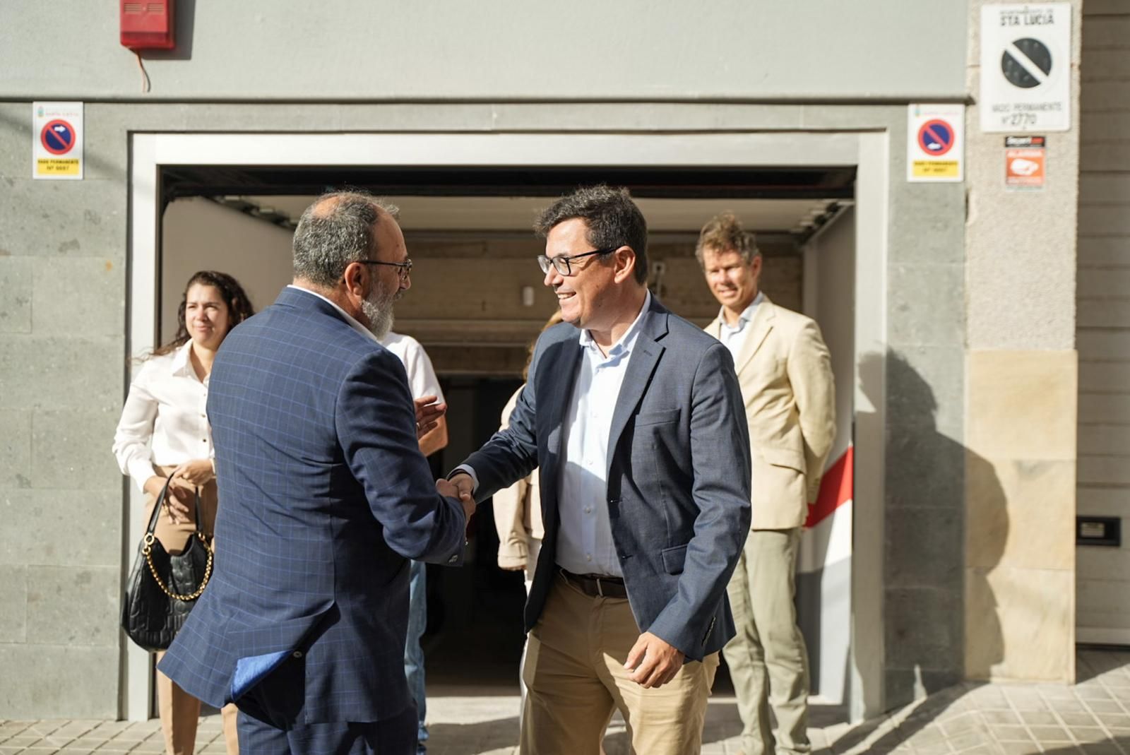 Emoción en la entrega de llaves de ocho viviendas protegidas en Vecindario