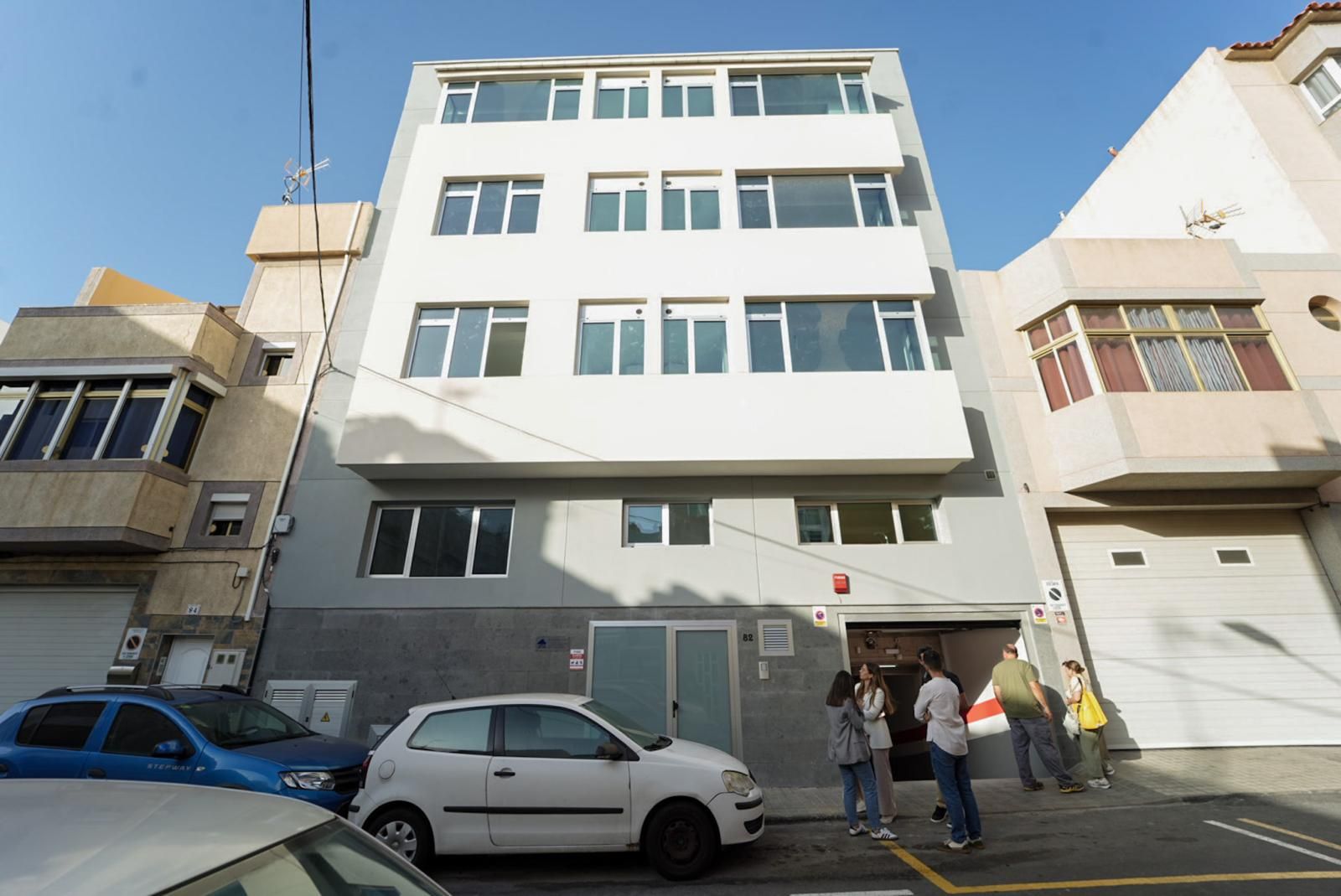 Emoción en la entrega de llaves de ocho viviendas protegidas en Vecindario