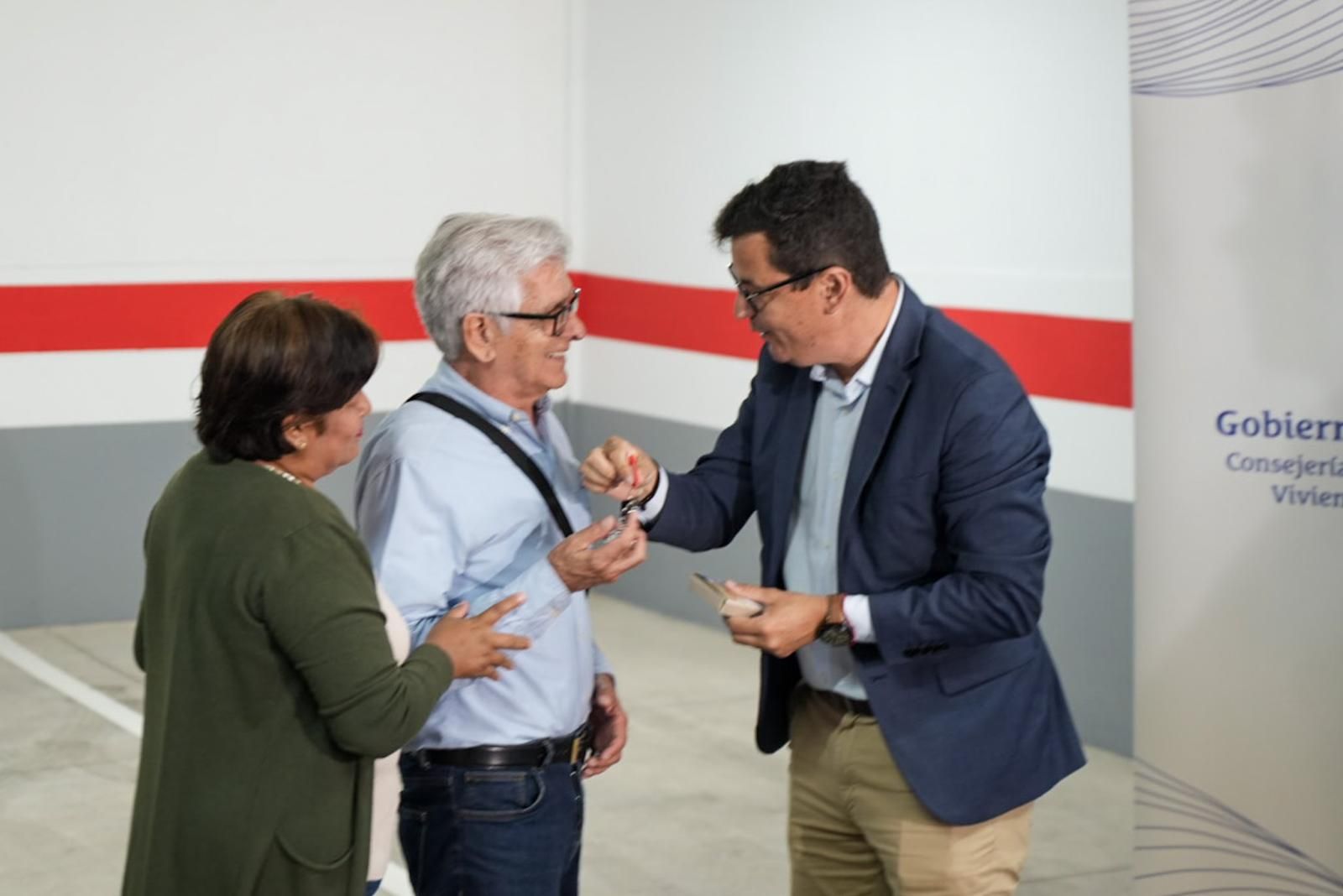 Emoción en la entrega de llaves de ocho viviendas protegidas en Vecindario