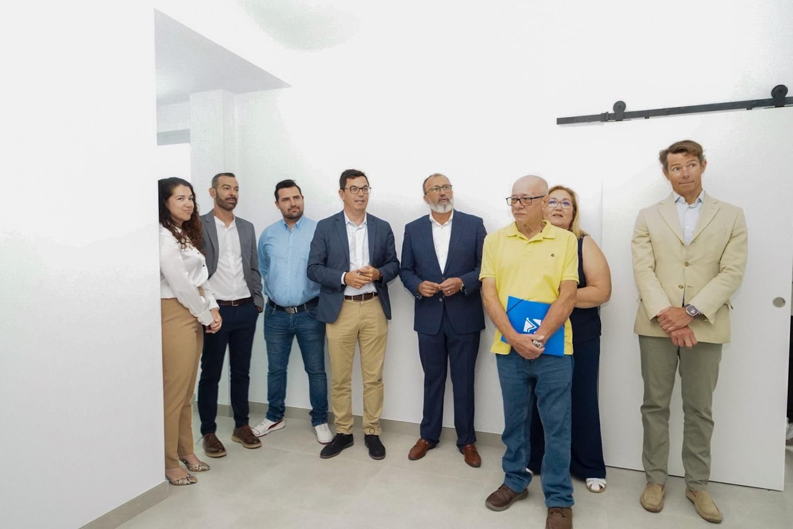 Emoción en la entrega de llaves de ocho viviendas protegidas en Vecindario