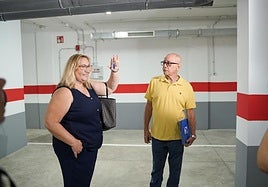 Rosario y su marido, con las llaves de la que será su nueva vivienda.