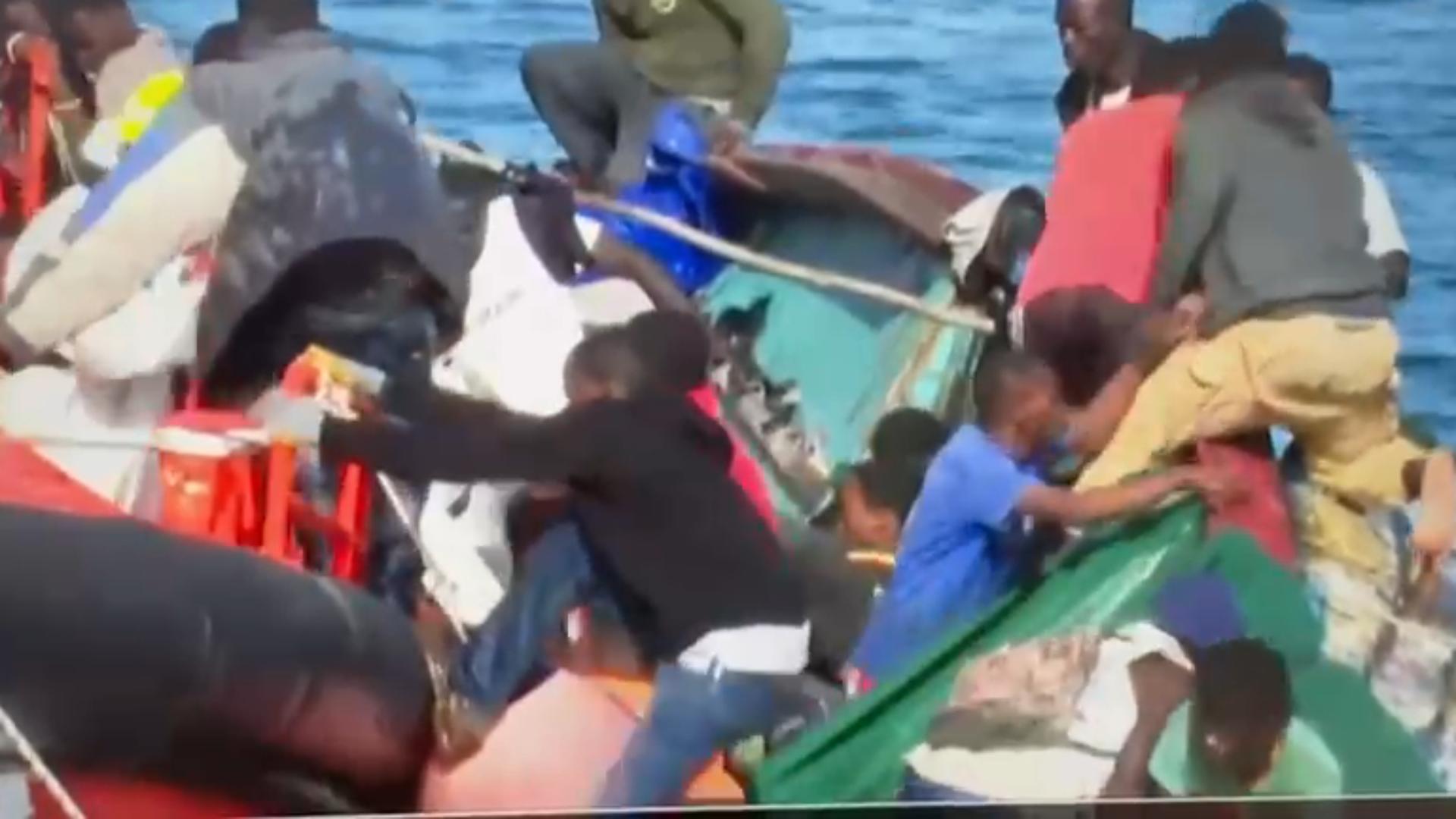 Las imágenes del vuelco del cayuco al llegar a La Restinga