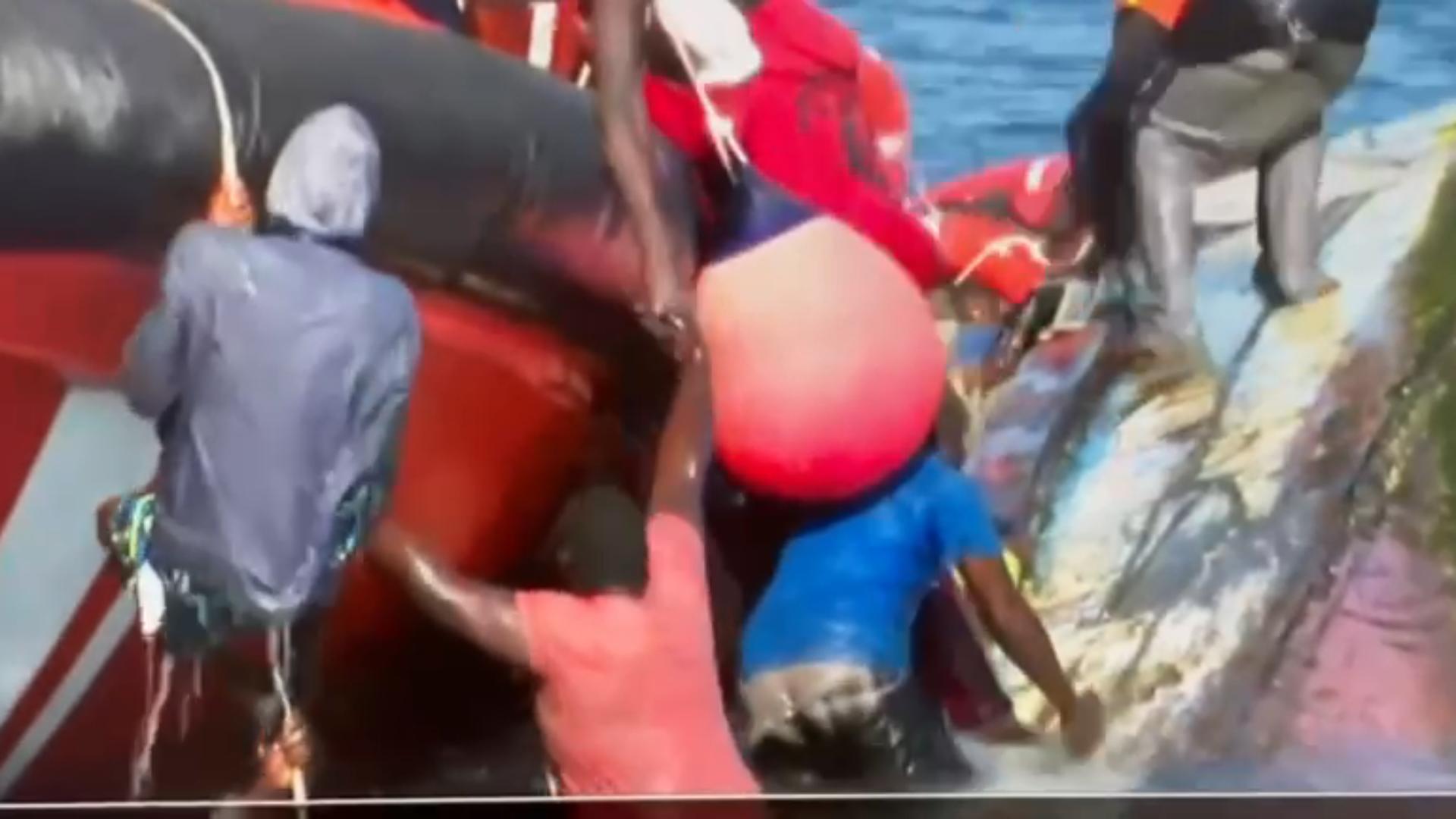 Las imágenes del vuelco del cayuco al llegar a La Restinga