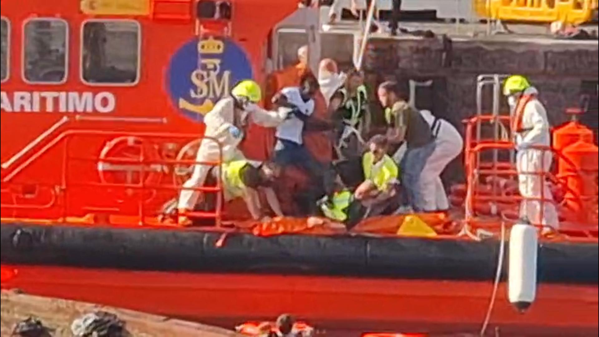 Las imágenes del vuelco del cayuco al llegar a La Restinga